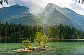 Hintersee mit Blick auf den Hochkalter, Ramsau, Nationalpark Berchtesgaden, Berchtesgadener Land, Oberbayern, Bayern, Deutschland, Europa