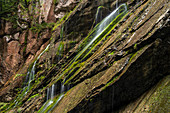 Wasserfall an Felsen, Wimbachklamm, Nationalpark Berchtesgaden, Berchtesgadener Land, Oberbayern, Bayern, Deutschland, Europa