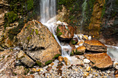 Wasserfall und Felsen in der Wimbachklamm, Nationalpark Berchtesgaden, Berchtesgadener Land, Oberbayern, Bayern, Deutschland, Europa