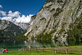 Menschen am Obersee mit Kaunerwand, Watzmann und Hachelköpfe, Nationalpark Berchtesgaden, Berchtesgadener Land, Bayern, Deutschland, Europa
