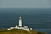 Fadan Head lighthouse mit Blick auf den Atlantik, County Donegal, Irland