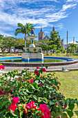 Blick auf den Unabhängigkeitsplatz und die Katholische Co-Kathedrale der Unbefleckten Empfängnis (Basseterre Co-Cathedral of Immaculate Conception), Basseterre, St. Kitts und Nevis, Westindische Inseln, Karibik, Mittelamerika