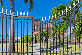 Blick auf St. Georg mit der anglikanischen Kirche St. Barnabas, Basseterre, St. Kitts und Nevis, Westindische Inseln, Karibik, Mittelamerika