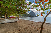 Blick auf die Pitons vom Soufriere Beach, UNESCO-Weltkulturerbe, dahinter St. Lucia, Windward Islands, Westindische Karibik, Mittelamerika