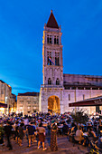 Restaurants und Cafés am Hauptplatz, St. Laurentius Kathedrale, Trogir, UNESCO-Weltkulturerbe, Dalmatien, Kroatien, Europa