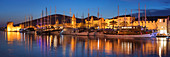Hafen am Meer und Festung Kamerlengo, Altstadt von Trogir, UNESCO-Weltkulturerbe, Dalmatien, Kroatien, Europa