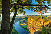 Blick von den Basteifelsen auf die Elbe bei Sonnenaufgang, Elbsandsteingebirge, Nationalpark Sächsische Schweiz, Sachsen, Deutschland, Europa