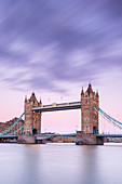 Tower Bridge vom Südufer der Themse, London, England, Großbritannien, Europa