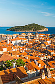 Blick auf Dubrovnik von den Stadtmauern, UNESCO-Weltkulturerbe, Dubrovnik, Kroatien, Europa
