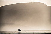 Paar bei einem Spaziergang auf Traigh Eais, Barra, Äußere Hebriden, Schottland, Vereinigtes Königreich, Europa