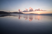 Sonnenuntergang bei Traigh Eais, Barra, Äußere Hebriden, Schottland, Vereinigtes Königreich, Europa