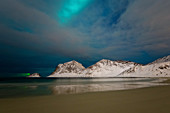Aurora Borealis (Nordlichter) über Haukland Strand, Lofoten Inseln, Nordland, Arktis, Norwegen, Europa