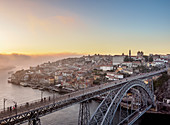 Die Ponte Luís I bei Sonnenuntergang, erhöhte Ansicht, Porto, Portugal, Europa