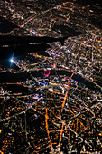 Blick über London bei Nacht von einem Flugzeugfenster, London, England, Vereinigtes Königreich, Europa