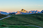 Giau Pass bei Sonnenaufgang, Dolomiten, Venetien, Italien, Europa