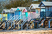 Bunte Strandhütten am Wells Strand bei Wells am Meer an der Nordküste von Norfolk, Norfolk, East Anglia, England, Vereinigtes Königreich, Europa