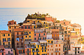 Sonnenlicht hinter den Häusern von Manarola, Cinque Terre, UNESCO-Weltkulturerbe, Ligurien, Italien, Europa