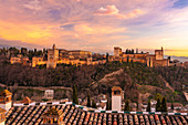 Blick auf Alhambra, UNESCO-Weltkulturerbe, mit den Bergen der Sierra Nevada im Hintergrund, bei Sonnenuntergang, Granada, Andalusien, Spanien, Europa