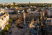 Ansicht des historischen Zentrums von Sevilla von der Spitze der Kathedrale von Sevilla, Sevilla, Andalusien, Spanien, Europa
