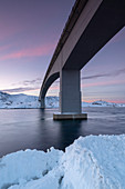 Fredvang-Brücke bei Sonnenuntergang im Winter, Lofoten, Arktis, Norwegen, Europa