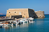 Blick über den venezianischen Hafen, Boote vor der Festung Koules, Iraklio (Heraklion), Kreta, Griechische Inseln, Griechenland, Europa