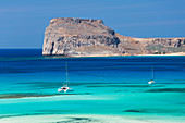 Blick über Gramvousa Bay auf die Insel und Festung von Imeri Gramvousa, nahe Kissamos, Hania (Chania), Kreta, griechische Inseln, Griechenland, Europa