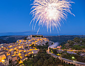 Blick über Ragusa Ibla, Abenddämmerung, Feuerwerk zum Fest von San Giorgio, Ragusa, UNESCO-Weltkulturerbe, Provinz Ragusa, Sizilien, Italien, Europa