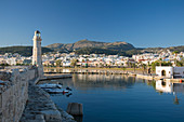 Blick entlang der Uferpromenade des venezianischen Hafens, prominenter Leuchtturm aus dem 16. Jahrhundert, Rethymno (Rethymnon), Kreta, Griechische Inseln, Griechenland, Europa
