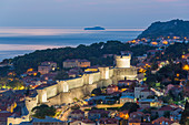 Blick über die beleuchteten Stadtmauern von oben, Abenddämmerung, die Adria dahinter, Dubrovnik, UNESCO-Weltkulturerbe, Dubrovnik-Neretva, Dalmatien, Kroatien, Europa