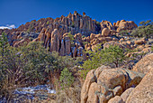 Eine große Wand aus gebrochenem Granit, entlang einer Spur im Constellation Park in Prescott, genannt The Lost Wall, Arizona, Vereinigte Staaten von Amerika, Nordamerika