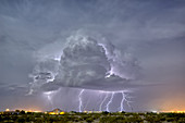 Eine isolierte Sturmzelle, beleuchtet durch Mondlicht während der Monsunzeit 2015, Arizona, Vereinigte Staaten von Amerika, Nordamerika
