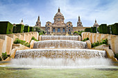 Der magische Brunnen von Montjuïc mit dem Museu Nacional d'Art de Catalunya im Hintergrund, Barcelona, Katalonien, Spanien