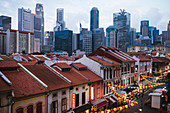 Alte Ladenhäuser von Chinatown und der modernen Wolkenkratzer von Singapur in der Dämmerung