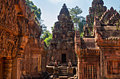 Banteay Srei oder Banteay Srey ist ein kambodschanischer Tempel aus dem 10. Jahrhundert, gewidmet dem hinduistischen Gott Shiva in Angkor, Kambodscha