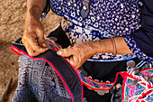 Frau beim Nähen von traditionellen Kleidungsstücken, Vang Vieng, Laos