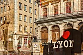 Frankreich, Rhone, Lyon, historische Stätte, UNESCO Weltkulturerbe, Spiegelbild der Straße und der Gebäude in einer Vitrine der Innenstadt