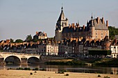 Frankreich, Loiret, Gien, Gesamtansicht von der Loire aus
