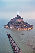 Frankreich, Manche, Bucht des Mont Saint Michel, UNESCO Weltkulturerbe, der Mont Saint Michel, die Flut vom 21. März 2015 (Luftaufnahme)