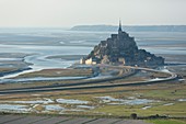 Frankreich, Manche, Bucht von Mont Saint Michel, UNESCO Weltkulturerbe, Mont Saint Michel bei Flut (Luftaufnahme)