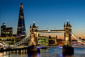 Blick auf die Shard- und Tower Bridge, die hoch über der Themse in der Abenddämmerung stehen, London, England, Vereinigtes Königreich, Europa