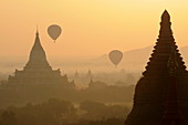 Ballonfahren am frühen Morgen über die archäologische Stätte Bagan (Pagan), Myanmar (Burma)