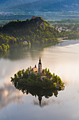Der Bleder See mit Insel und die Burg von Bled bei Sonnenaufgang, Julische Alpen, Gorenjska, Slowenien, Europa
