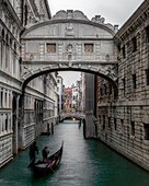 Gondeln unter Seufzerbrücke in Venedig, Italien, Europa