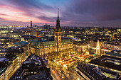 Hamburger Rathaus und Weihnachtsmarkt bei Sonnenuntergang, Hamburg, Deutschland, Europa