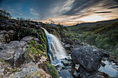 Sonnenuntergang am Loup o Fintry Wasserfall nahe dem Dorf Fintry, Stirlingshire, Schottland, Vereinigtes Königreich, Europa