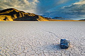 Wandernde Felsen im Racetrack Valley, einem ausgetrockneten Seebett, das für seine gleitenden Felsen auf der Racetrack Playa bekannt ist, Death Valley National Park, Kalifornien, Vereinigte Staaten von Amerika, Nordamerika