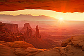 Sonnenaufgang über La Sal Mountains, Washer Woman Arch und Mesa Arch, Island in the Sky, Canyonlands National Park, Utah, Vereinigte Staaten von Amerika, Nordamerika
