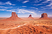 West Mitten Butte, East Mitten Butte und Merrick Butte, The Mittens (bekannt auch als Fäustlinge), Monument Valley Navajo Tribal Park, Arizona, Vereinigte Staaten von Amerika, Nordamerika