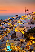 Windmühle und traditionelle Häuser bei Sonnenuntergang, Oia, Santorini (Thira), Kykladen, griechische Inseln, Griechenland, Europa