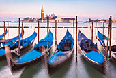 Festgebundene Gondeln bei Sonnenuntergang im Bacino di San Marco (Markusbecken), Uferpromenade, Venedig, UNESCO-Weltkulturerbe, Venetien, Italien, Europa